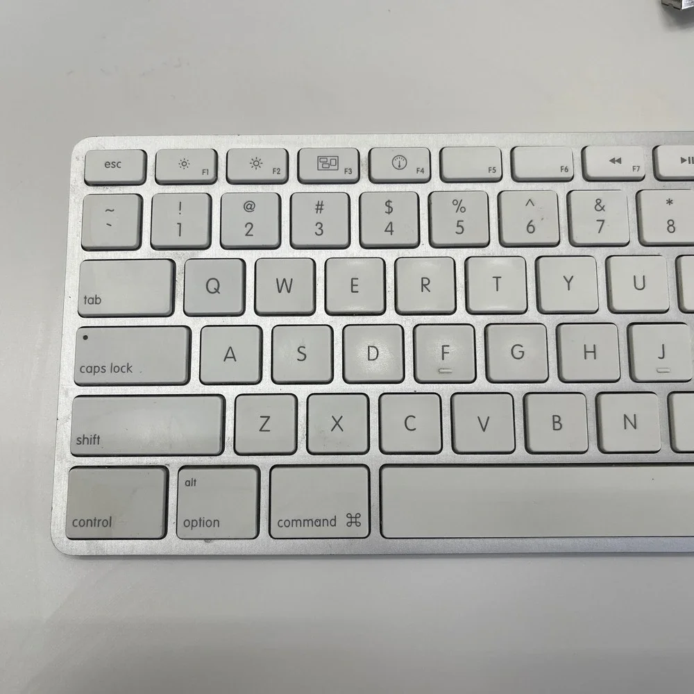 Genuine Apple Wired Keyboard with Numeric Keypad A1243 Aluminum USB Silver White